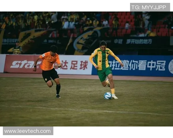 黄色战袍闪耀绿茵场足球球星激情演绎速度与荣耀瞬间